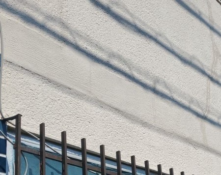 外壁クラック　遠くから見るとほとんど分からない